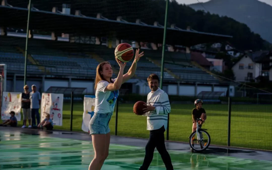Športni park Proletarec odprli z meti trojk na koš